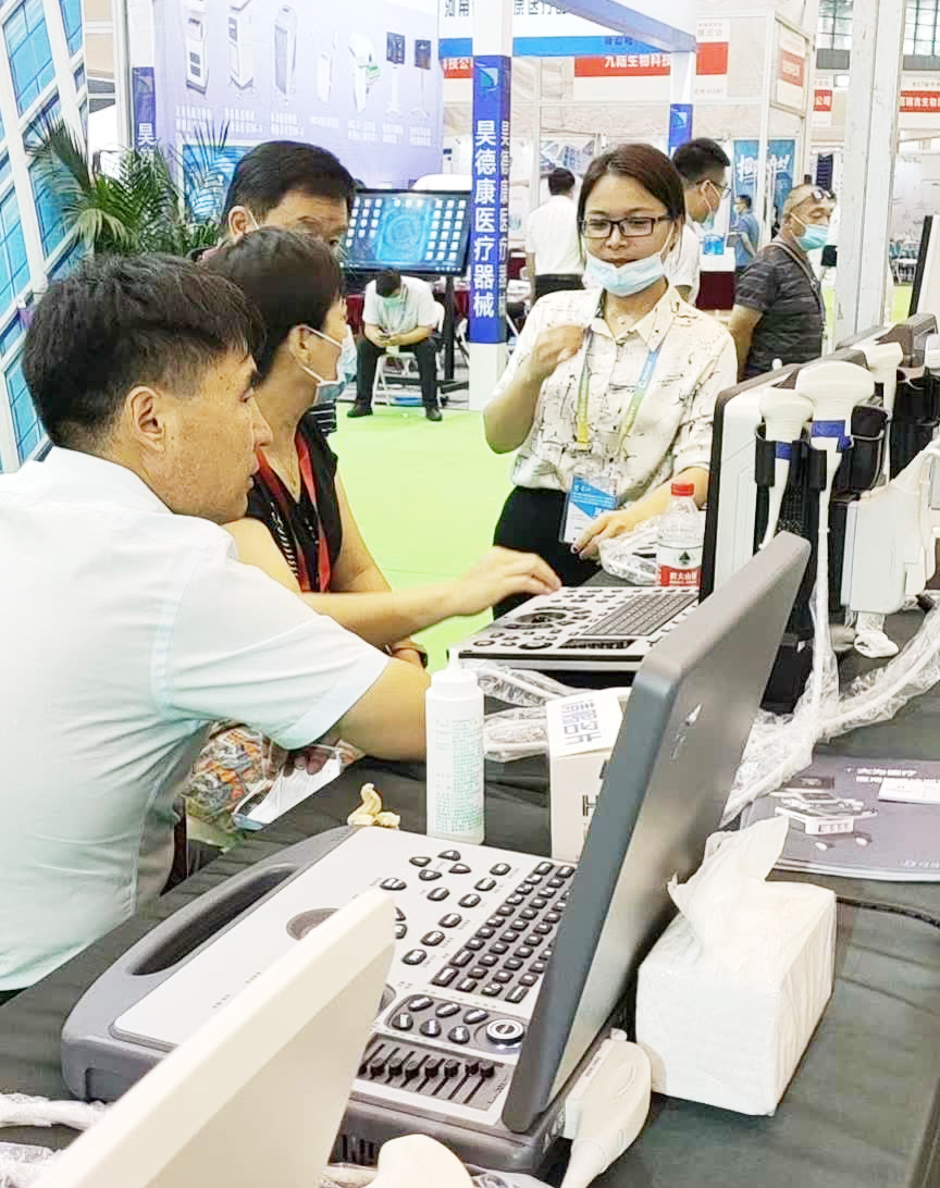 大為醫療員工為客戶講解B超機